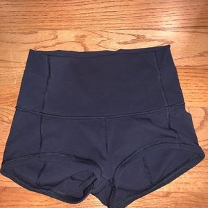 Lululemon shorts size 6 like new